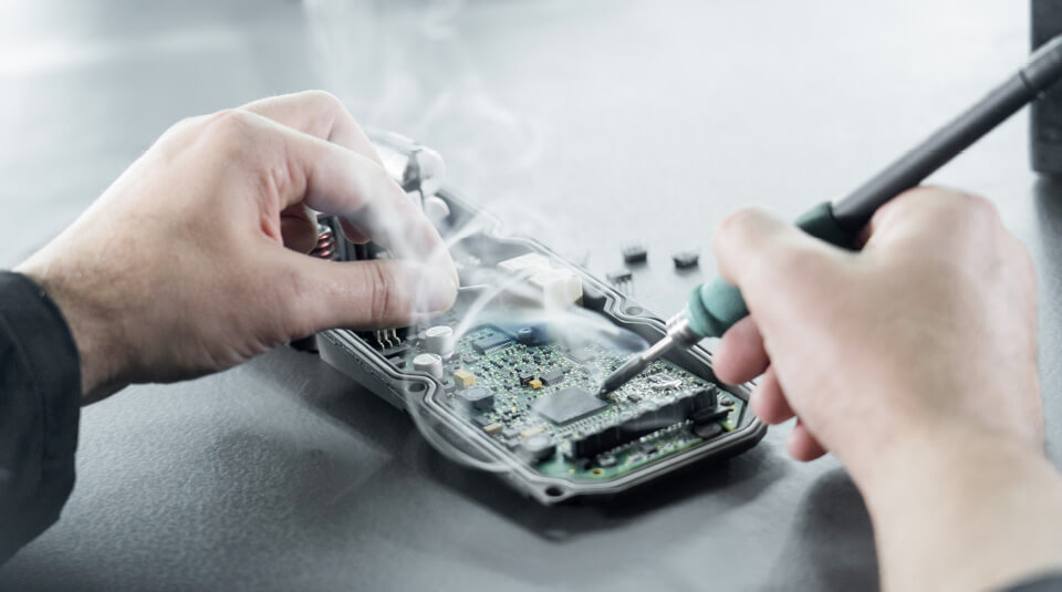 Ingeniería inversa aplicada a un componente electrónico de automoción en Lizarte